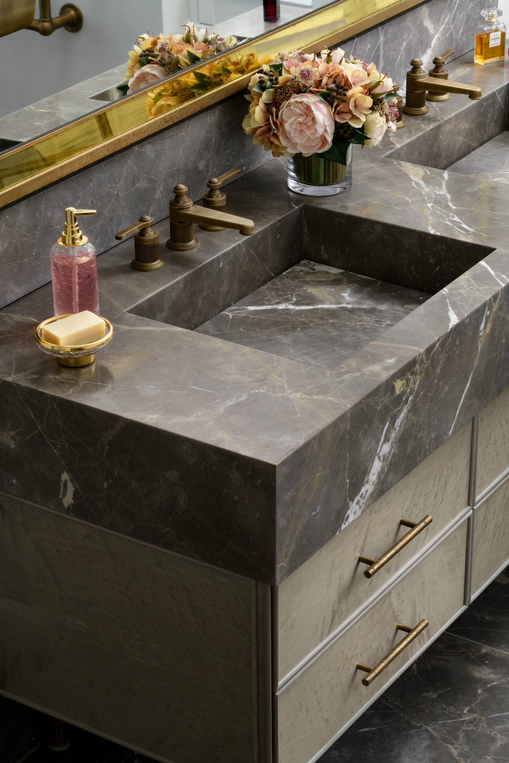 Web MB En Suite Vanity Detail © ZAC and ZAC